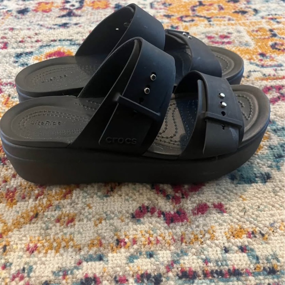 ☃️ CROCS Black Wedge Sandals